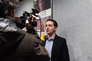 Fabio Mollo intervistato dalle tv prima della proiezione (foto Antonella Nicolò)