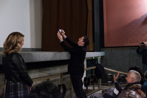 Mollo scatta un selfie con il pubblico (foto Antonella Nicolò)